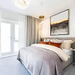 Free Parking/Luxurious 3 Bd House/Best Offer