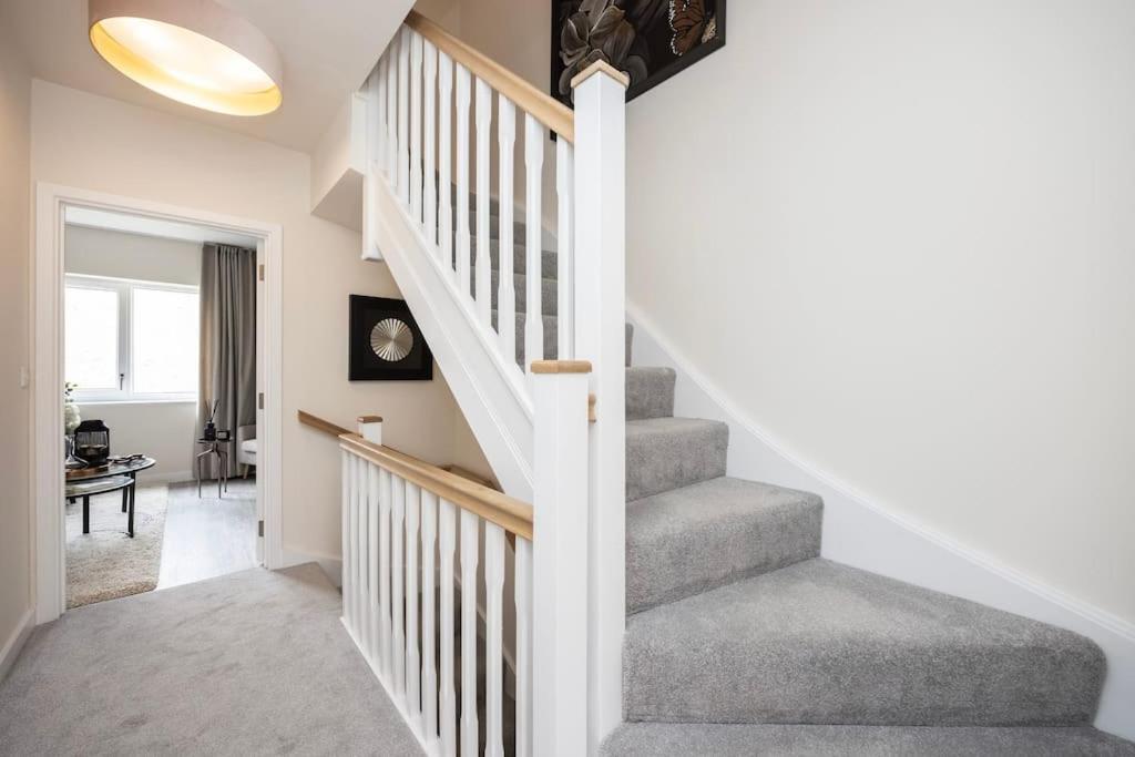 Free Parking/luxurious 3 Bd House/best Offer