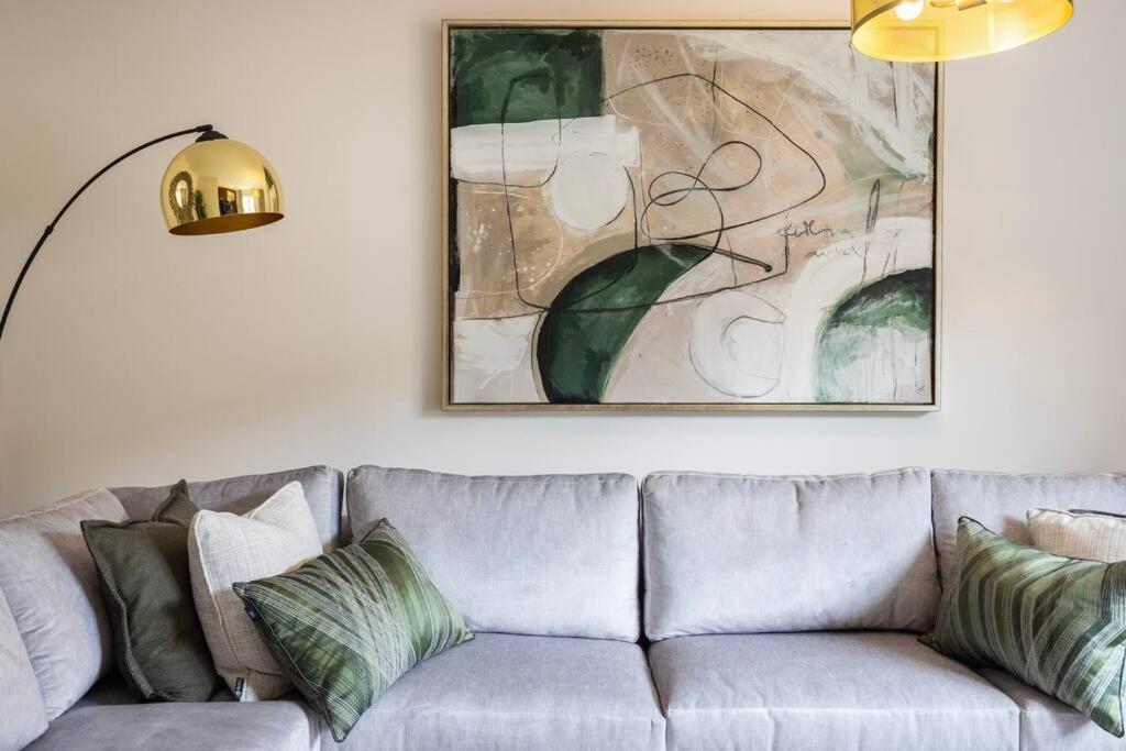 Free Parking/luxurious 3 Bd House/best Offer Apartment London