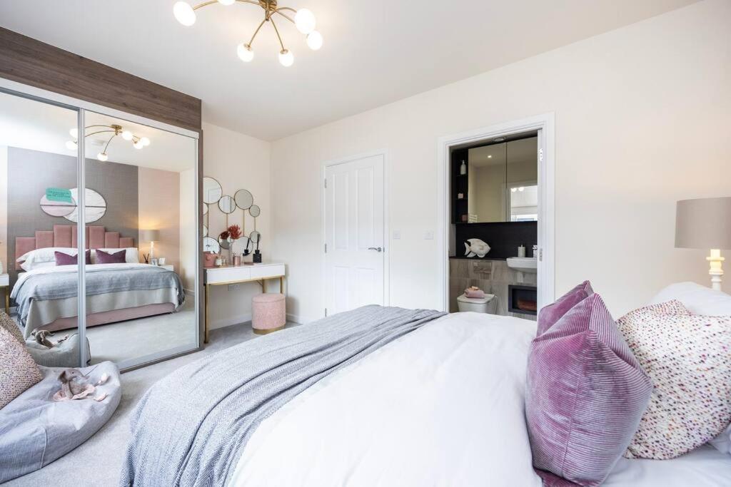 Free Parking/luxurious 3 Bd House/best Offer * London